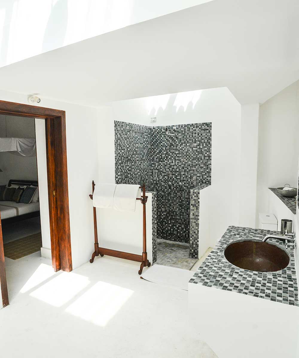 En-suite Luxury Bathrooms Facilities at 32 Middle Street Galle